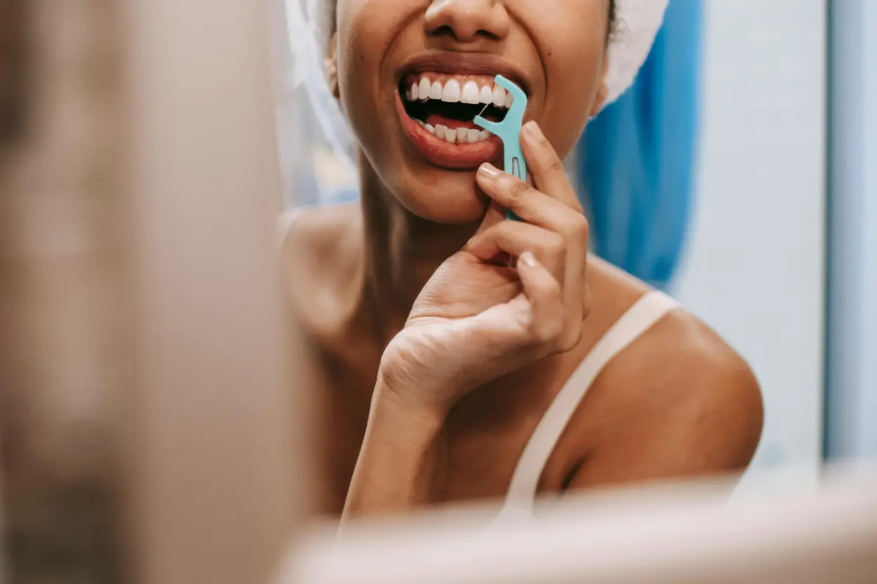 Para qué se usa la seda dental ¿Y los cepillos interdentales
