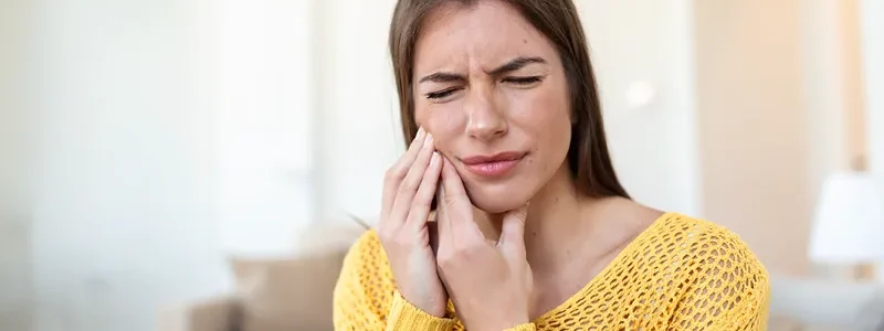 me-han-puesto-un-implante-dental-y-me-duele-mucho-que-hacer